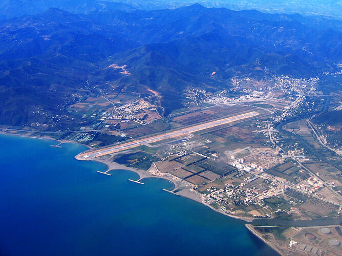 Vue_aérienne_de_l'aéroport_de_Béjaïa_(Algérie)